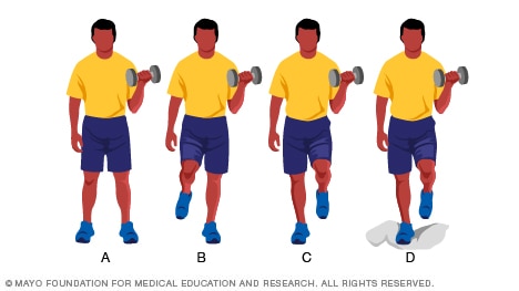Persona haciendo flexiones de bíceps para mejorar el equilibrio